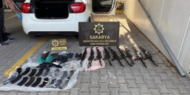 Polis memurunun kiraladığı otomobilden kaleşnikoflar çıktı