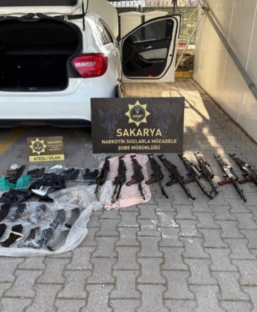 Polis memurunun kiraladığı otomobilden kaleşnikoflar çıktı