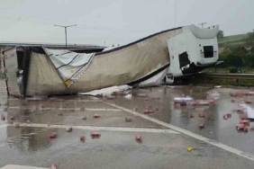 Bursa’da alkol yüklü tır devrildi