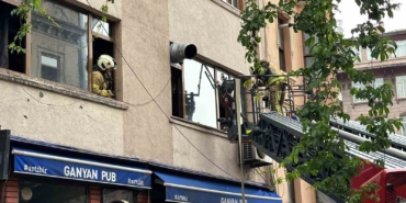 Beyoğlu’nda 6 katlı binada yangın paniği: Mahsur kalan 2 kişi kurtarıldı