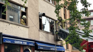 Beyoğlu’da 6 katlı binada yangın paniği: Mahsur kalan 2 kişi kurtarıldı