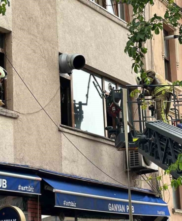 Beyoğlu’da 6 katlı binada yangın paniği: Mahsur kalan 2 kişi kurtarıldı