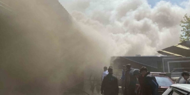 Oto kilit dükkanında çıkan yangında göz gözü görmedi
