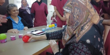 Üniversitelilerin huzurevindeki etkinliği hem güldürdü hem duygulandırdı