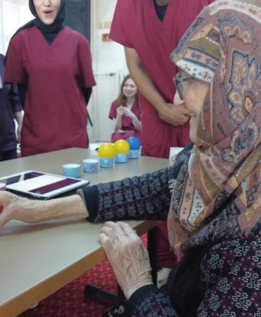 Üniversitelilerin huzurevindeki etkinliği hem güldürdü hem duygulandırdı