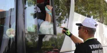 Trafik polisleri bu kez bilinçlendirmek için durdurdu