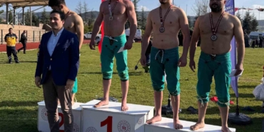 Sakarya Büyükşehirli pehlivanlardan Bilecik’te bir altın bir gümüş madalya