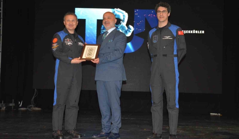 Astronot Alper Gezeravcı, seyir defterini Kıbrıs’la paylaştı