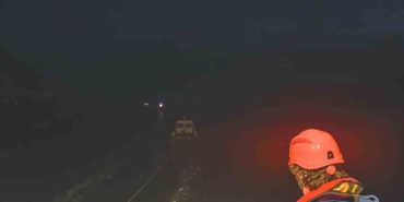 Çanakkale Boğazı’nda makine arızası yapan tekne yedeklenerek çekildi