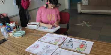 Otizmli öğrenci yaptığı resimlerle hayatına renk katıyor