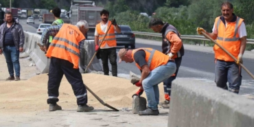 25 ton tavuk yemi D-650’ye savrulmuştu: Kapalı olan yol 2 saat sonra ulaşıma açıldı