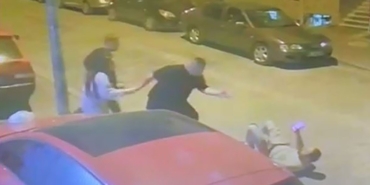 Taşkınlık yapan alkollü komşusunu tek yumrukla yere serdi