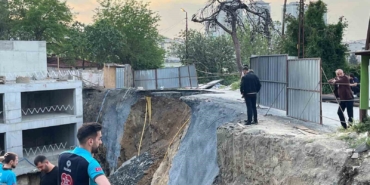 Gaziosmanpaşa’da inşaat çalışması sırasında yol çöktü