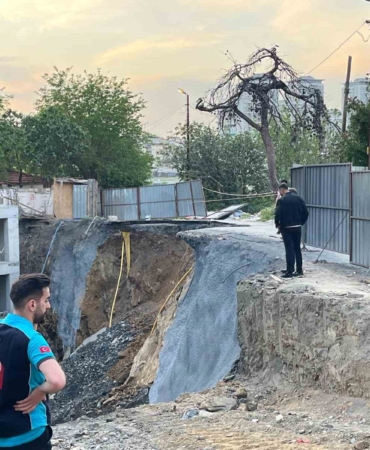 Gaziosmanpaşa’da inşaat çalışması sırasında yol çöktü