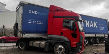 Esenyurt’ta kontrolden çıkan tır PTS direğine çarptı