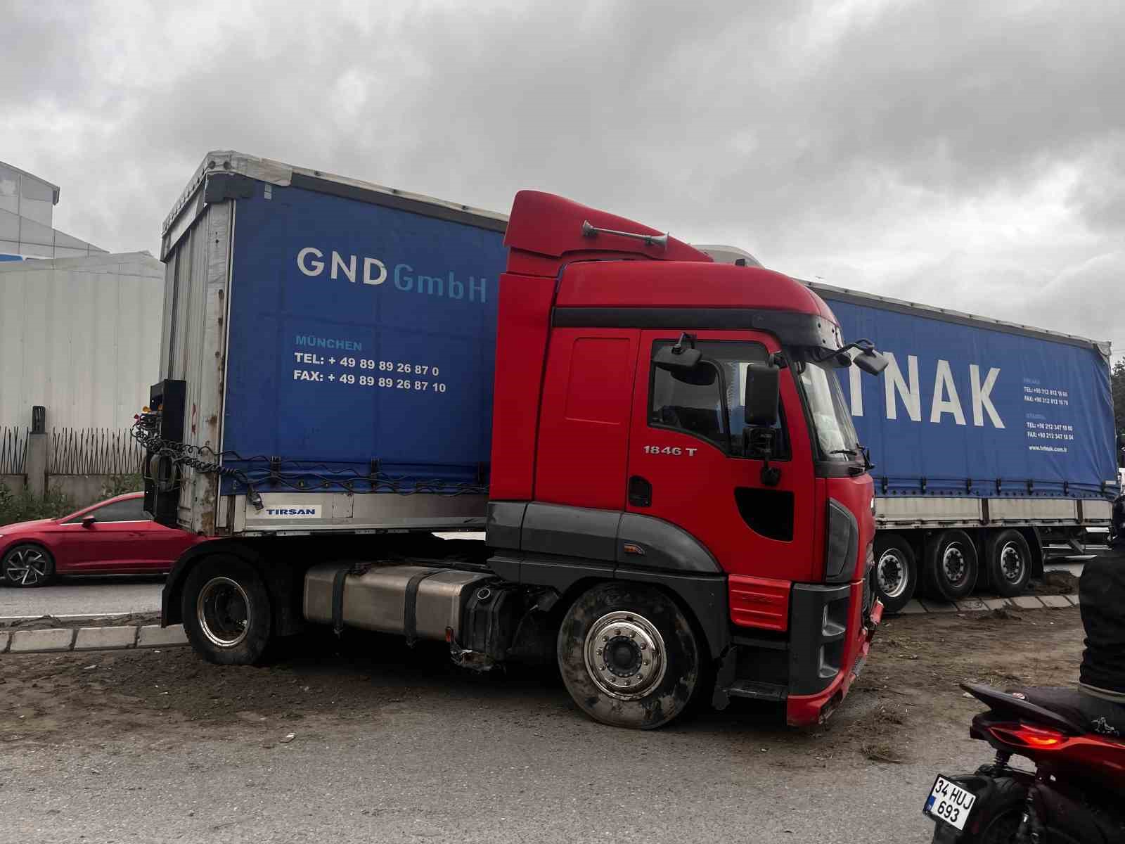 Esenyurt’ta kontrolden çıkan tır PTS direğine çarptı