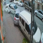 Esenyurt’ta kontrolden çıkan otomobil park halindeki araçlara çarptı