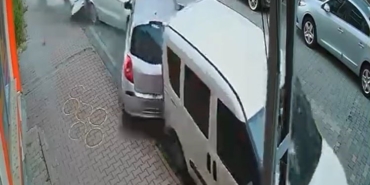 Esenyurt’ta kontrolden çıkan otomobil park halindeki araçlara çarptı
