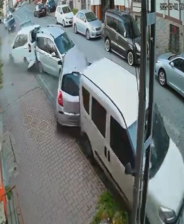 Esenyurt’ta kontrolden çıkan otomobil park halindeki araçlara çarptı