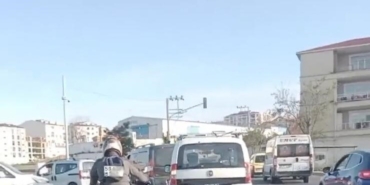 Plakayı sırtına geçirdi