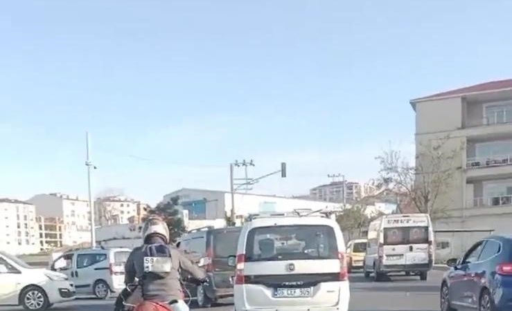 Plakayı sırtına geçirdi