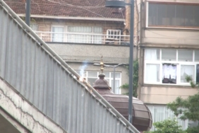 Bayrampaşa’da tepki çeken kaynak işlemi kamerada: Korkuluklarda trafiğe rağmen işleme devam ettiler