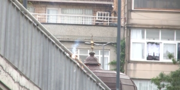 Bayrampaşa’da tepki çeken kaynak işlemi kamerada: Korkuluklarda trafiğe rağmen işleme devam ettiler