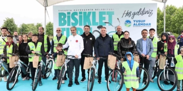 Trafik Haftası’nda Başkan Alemdar, 10 kişiye bisiklet ve kask hediye etti