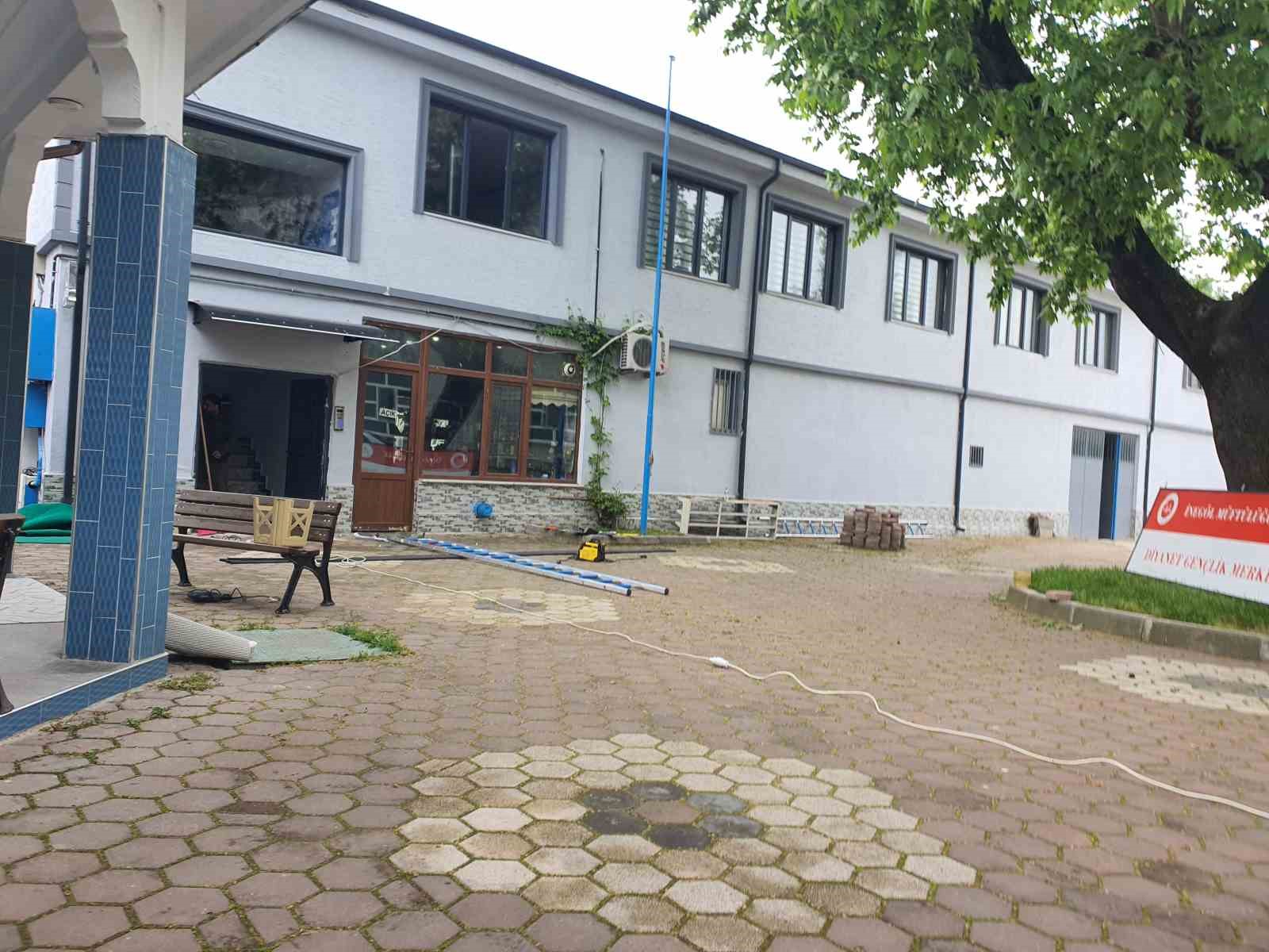 Tabela takarken düşen din görevlisi yaralandı