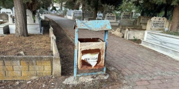 Muratlı Mezarlığı’ndaki çöp kovaları yenilenmeyi bekliyor