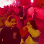 Minik öğrencilerden öğretmenlerine meşaleler eşliğinde ‘Anneler Günü’ kutlaması