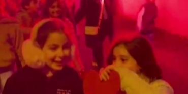 Minik öğrencilerden öğretmenlerine meşaleler eşliğinde ‘Anneler Günü’ kutlaması