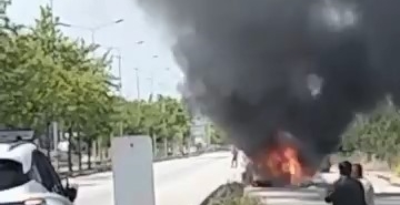 Bursa’da seyir halindeki otomobil alev alev yandı