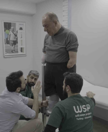 Üç uzvunu kaybetti, protezlerle hayata tutundu
