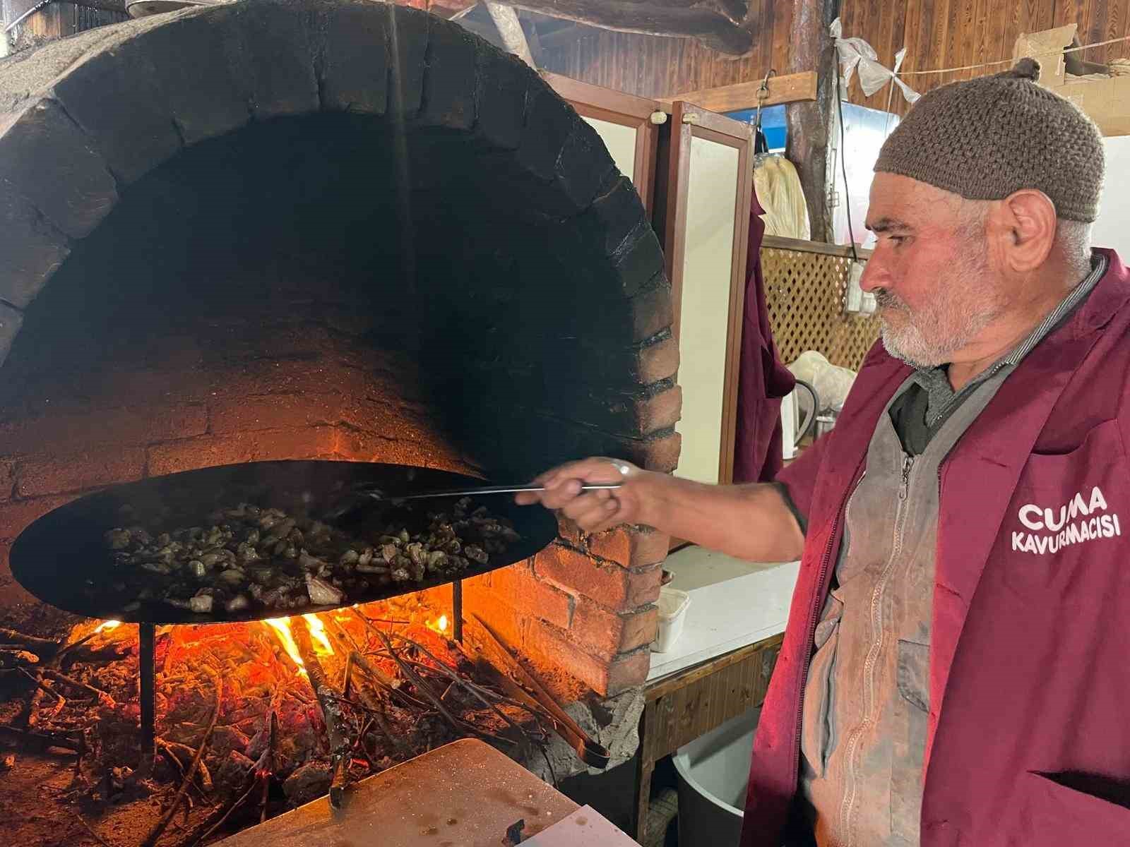 Dualı güveçlerden yemek için akın akın geliyorlar