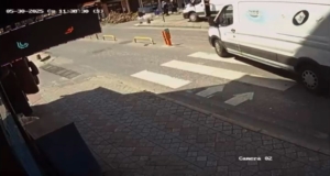 Beyoğlu’nda yolun karşısına geçmeye çalışan kadına geriye doğru manevra yapan ticari minibüs çarptı: O anlar kamerada