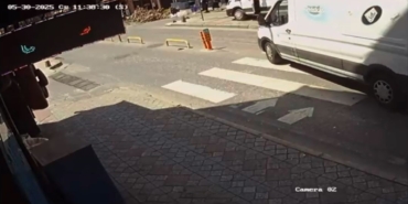 Beyoğlu’nda yolun karşısına geçmeye çalışan kadına geriye doğru manevra yapan ticari minibüs çarptı: O anlar kamerada
