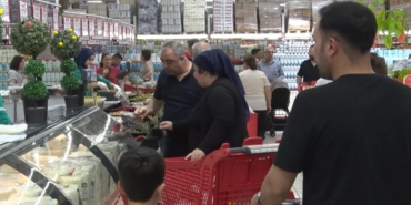 Bayram öncesi büyük indirim yapılan markete vatandaşlar akın etti