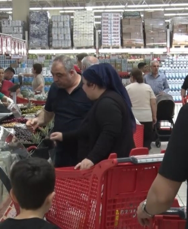 Bayram öncesi büyük indirim yapılan markete vatandaşlar akın etti