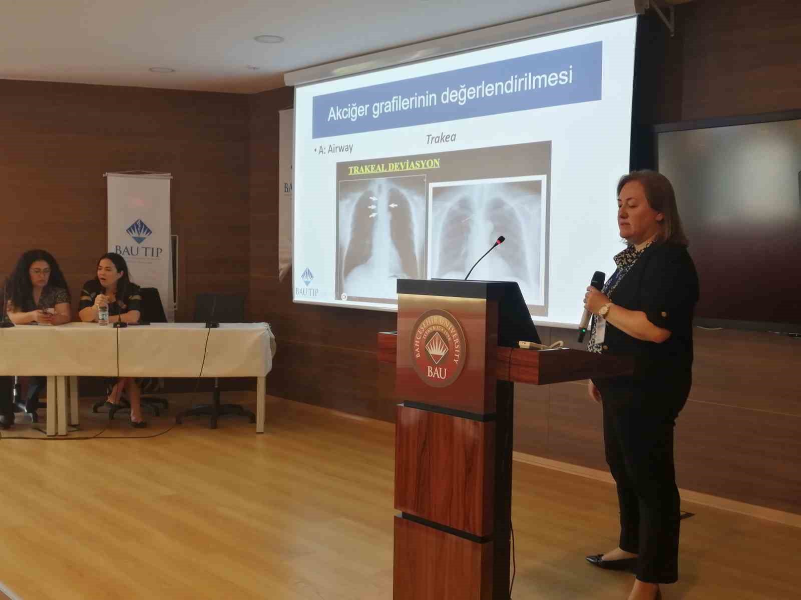 Geleceğin doktorları, 4. Intern Sempozyumu’nda mesleki bilgi ve tecrübe ediniyor