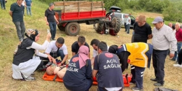 Bilecik’te devrilen traktörün altında kalan sürücü ağır yaralandı