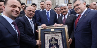 Merkezde üretilen ilk Hereke halısı Cumhurbaşkanı Erdoğan’a hediye edildi
