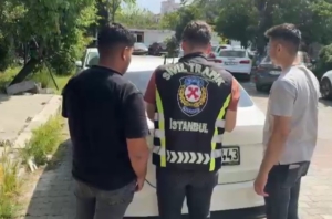 Beylikdüzü’nde araç camından sarkıp dans eden şahıslara ceza