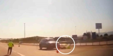 ’Dur’ ihtarına uymayan sürücü, polis memuruna çarpıp kaçtı: O anlar kamerada