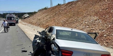 Bilecik’te kamyon park halindeki otomobile çarptı, 1 yaralı