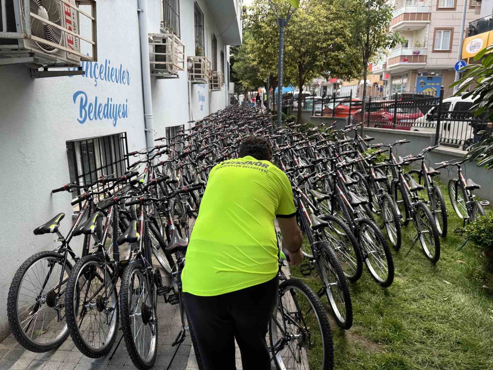 Bahçelievler’de 32. Bisiklet Dağıtım Töreninde 200 bisiklet sahibini buldu
