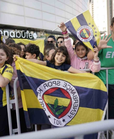 Fenerbahçe Euroleague şampiyonluğunu taraftarıyla kutladı