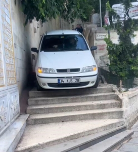 Eyüpsultan’da navigasyona aldanan sürücü merdivenlerde mahsur kaldı