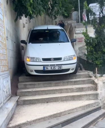 Eyüpsultan’da navigasyona aldanan sürücü merdivenlerde mahsur kaldı