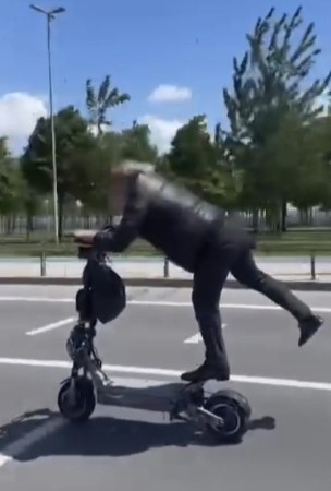 İstanbul’da tehlikeli scooter yolculuğu kamerada
